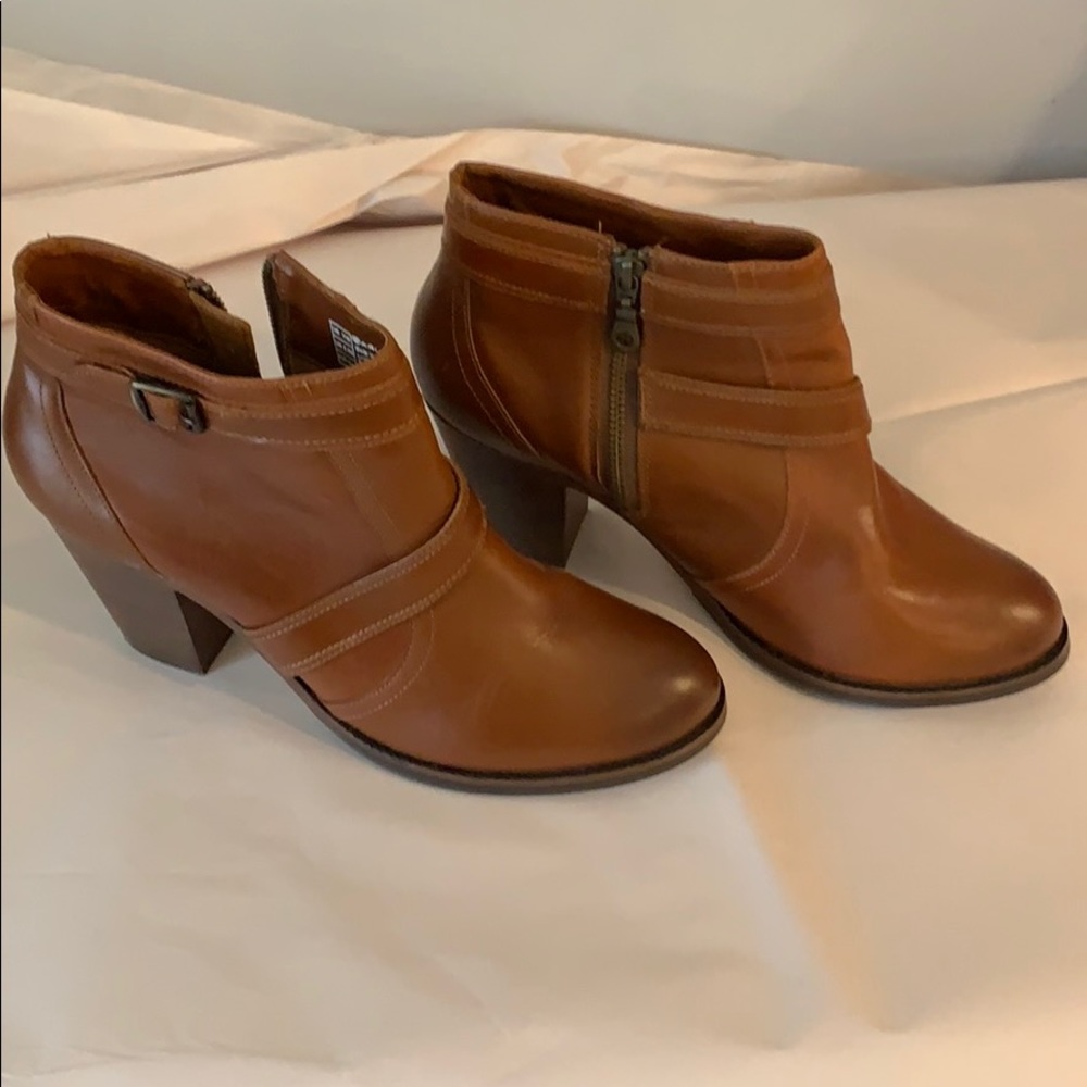 Ariat ankle boots size 11b - never worn